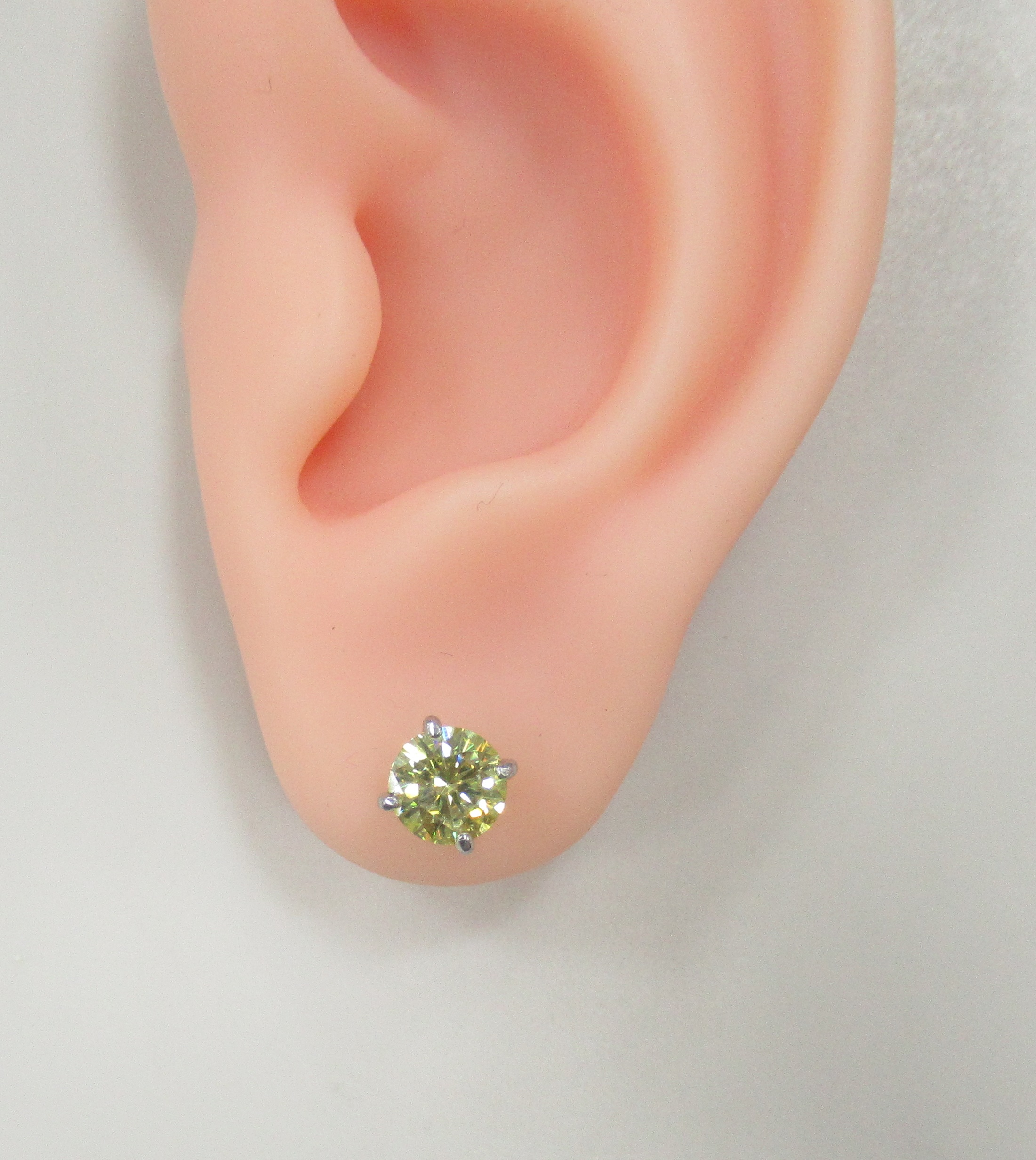 Серебряные серьги-пусеты с желтыми муассанитами